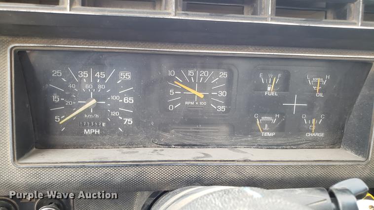 image for item DD4724 1992 Ford F700 flatbed truck