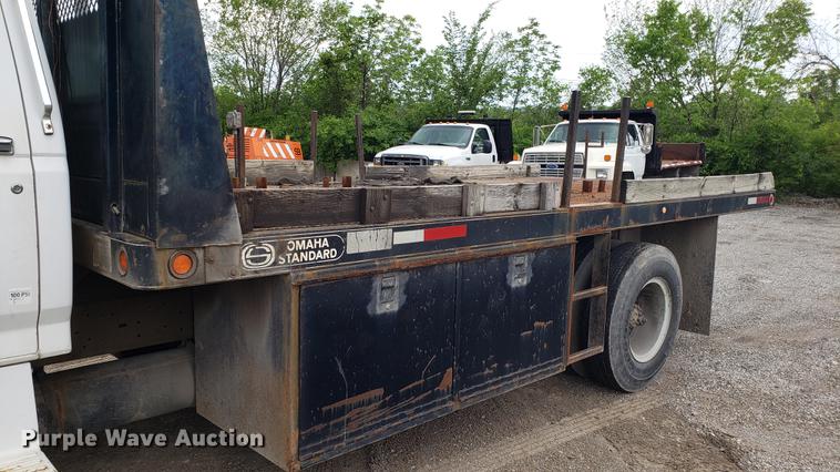 image for item DD4724 1992 Ford F700 flatbed truck