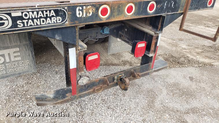 image for item DD4724 1992 Ford F700 flatbed truck