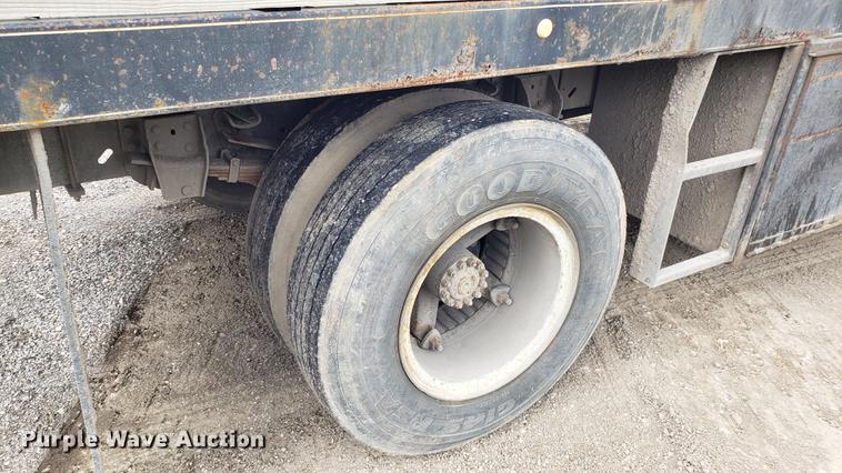 image for item DD4724 1992 Ford F700 flatbed truck