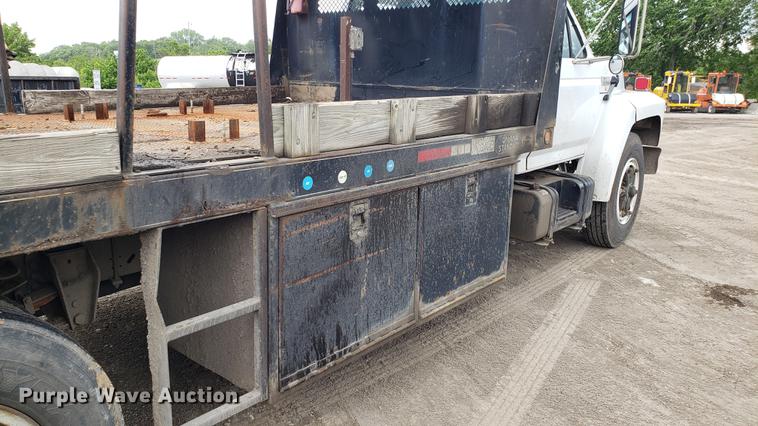 image for item DD4724 1992 Ford F700 flatbed truck
