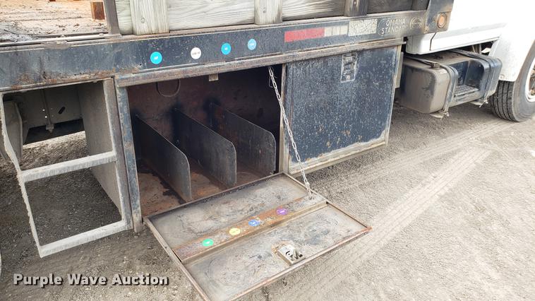 image for item DD4724 1992 Ford F700 flatbed truck
