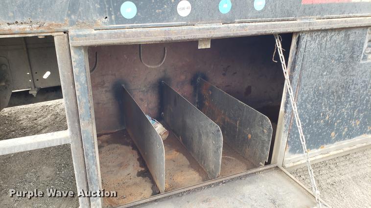 image for item DD4724 1992 Ford F700 flatbed truck