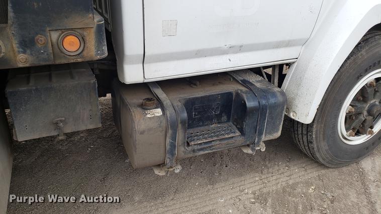 image for item DD4724 1992 Ford F700 flatbed truck