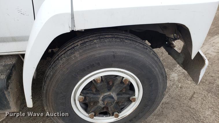 image for item DD4724 1992 Ford F700 flatbed truck