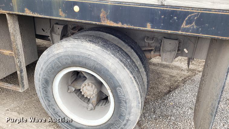 image for item DD4724 1992 Ford F700 flatbed truck
