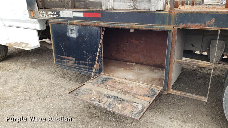 image for item DD4724 1992 Ford F700 flatbed truck
