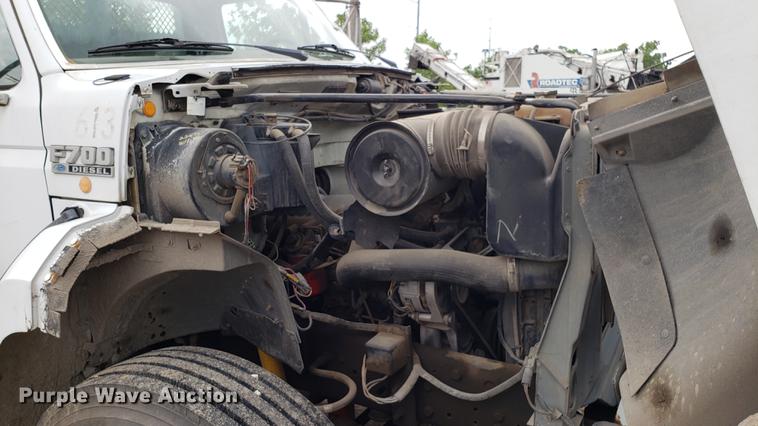 image for item DD4724 1992 Ford F700 flatbed truck