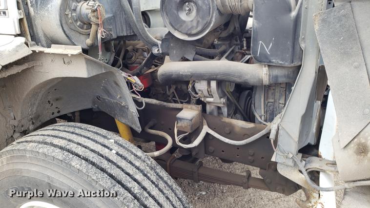 image for item DD4724 1992 Ford F700 flatbed truck