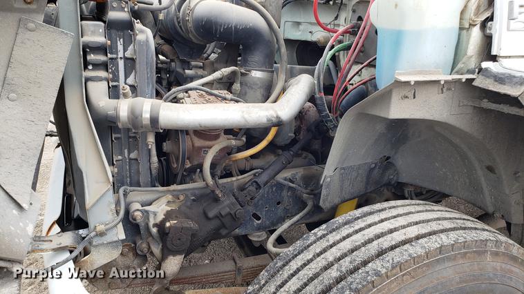 image for item DD4724 1992 Ford F700 flatbed truck