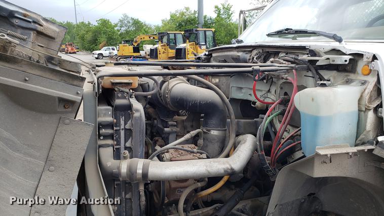 image for item DD4724 1992 Ford F700 flatbed truck