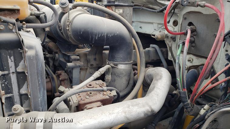 image for item DD4724 1992 Ford F700 flatbed truck