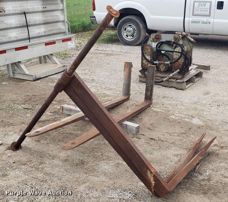 image for item DD4744 (2) sets pallet forks