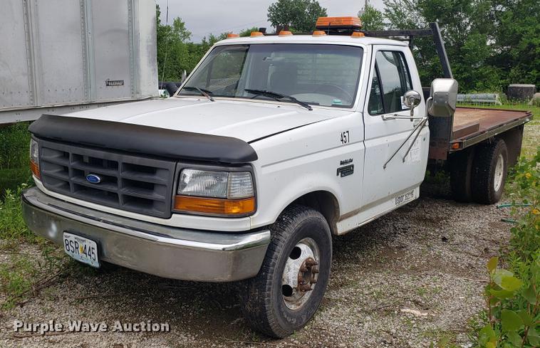 image for item DD4747 1995 Ford F350 flatbed pickup truck