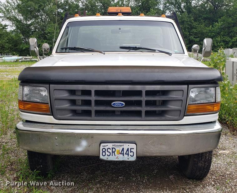 image for item DD4747 1995 Ford F350 flatbed pickup truck
