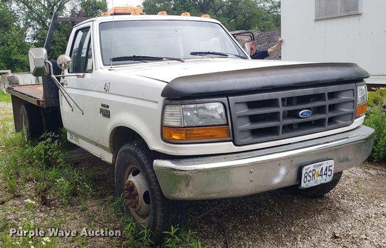 image for item DD4747 1995 Ford F350 flatbed pickup truck