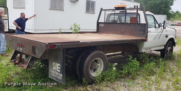image for item DD4747 1995 Ford F350 flatbed pickup truck