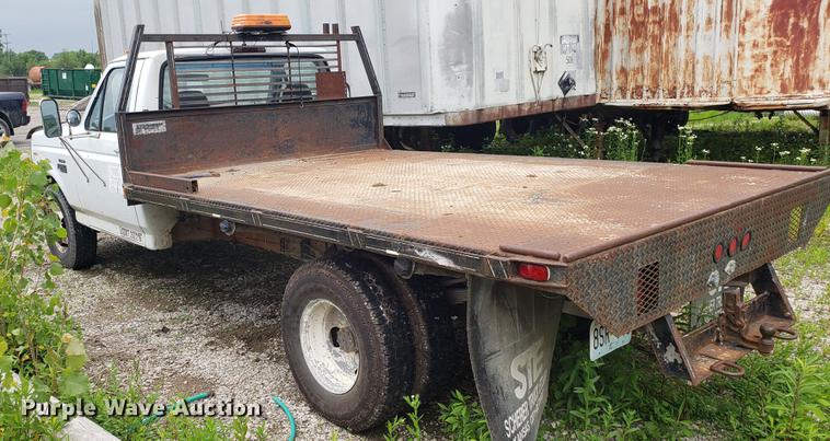 image for item DD4747 1995 Ford F350 flatbed pickup truck