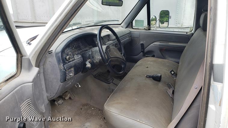 image for item DD4747 1995 Ford F350 flatbed pickup truck