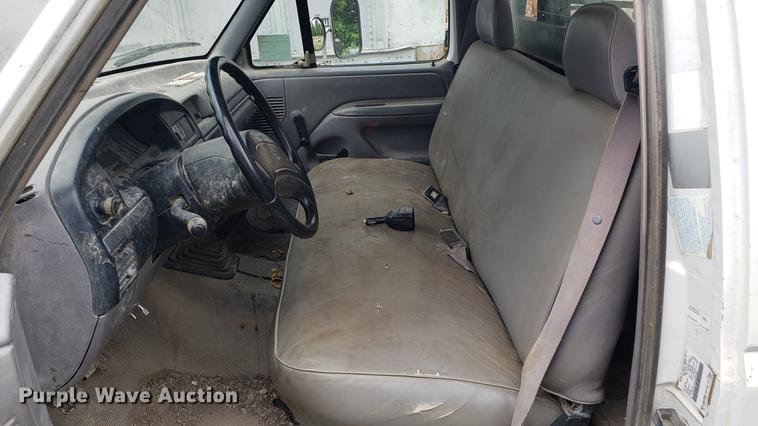 image for item DD4747 1995 Ford F350 flatbed pickup truck