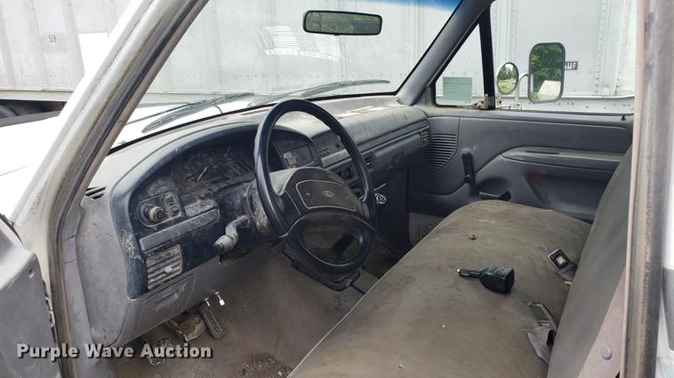 image for item DD4747 1995 Ford F350 flatbed pickup truck