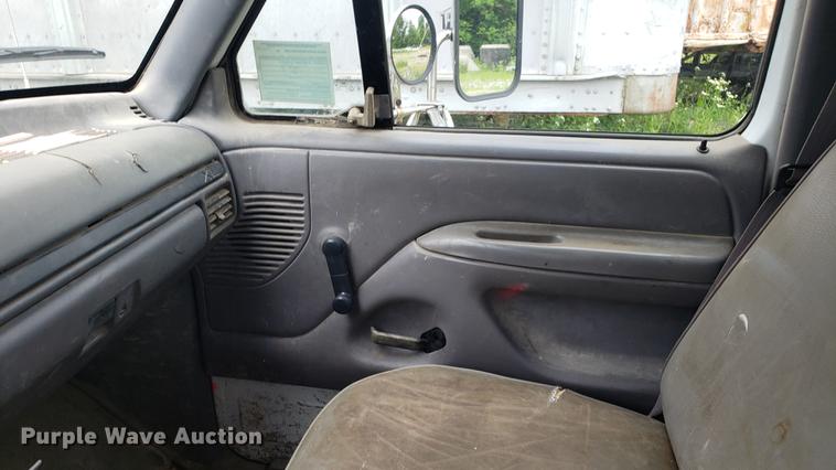 image for item DD4747 1995 Ford F350 flatbed pickup truck