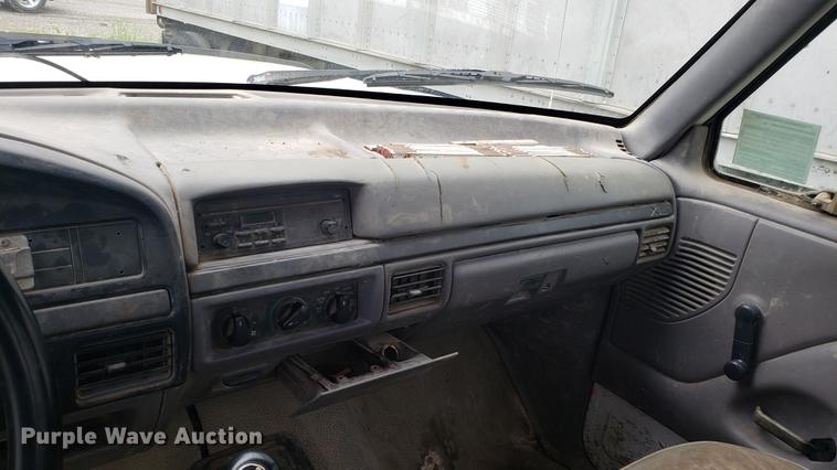 image for item DD4747 1995 Ford F350 flatbed pickup truck