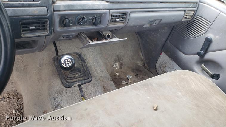 image for item DD4747 1995 Ford F350 flatbed pickup truck