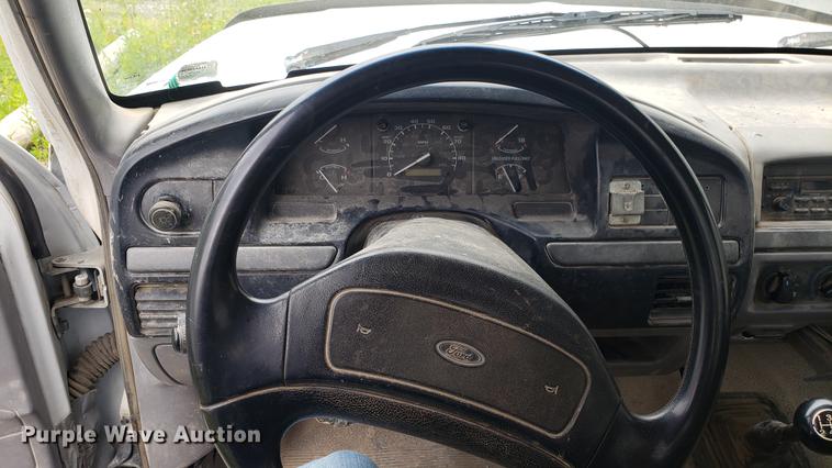 image for item DD4747 1995 Ford F350 flatbed pickup truck