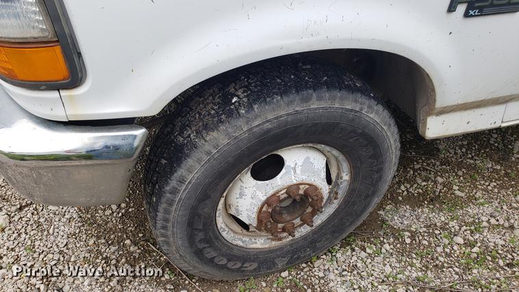 image for item DD4747 1995 Ford F350 flatbed pickup truck