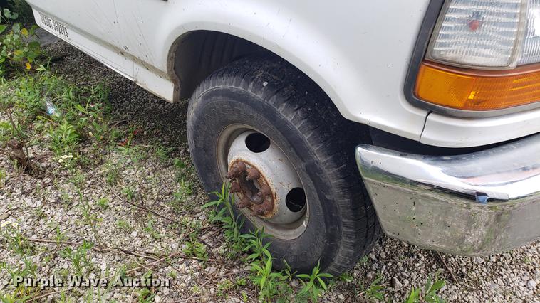 image for item DD4747 1995 Ford F350 flatbed pickup truck