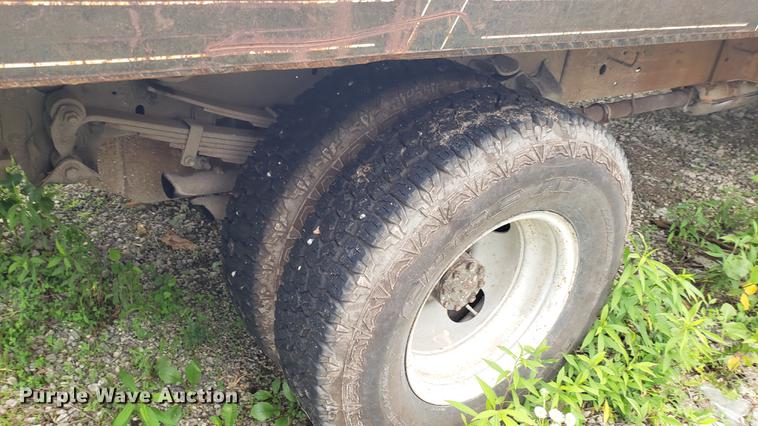 image for item DD4747 1995 Ford F350 flatbed pickup truck