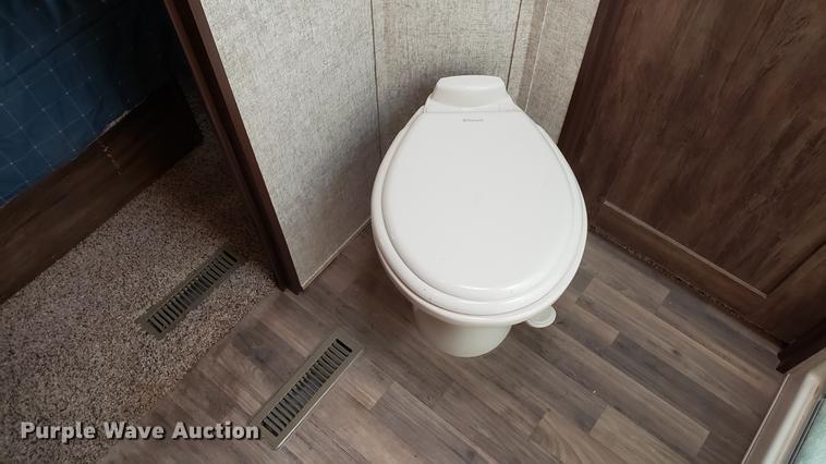 image for item DD4758 2016 Keystone Avalanche camper