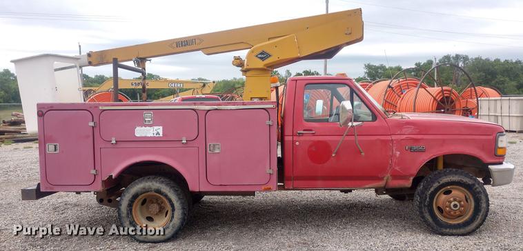 image for item DD7013 1996 Ford F350 bucket truck