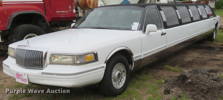 image for item DD7044 1996 Lincoln Town Car Executive limousine