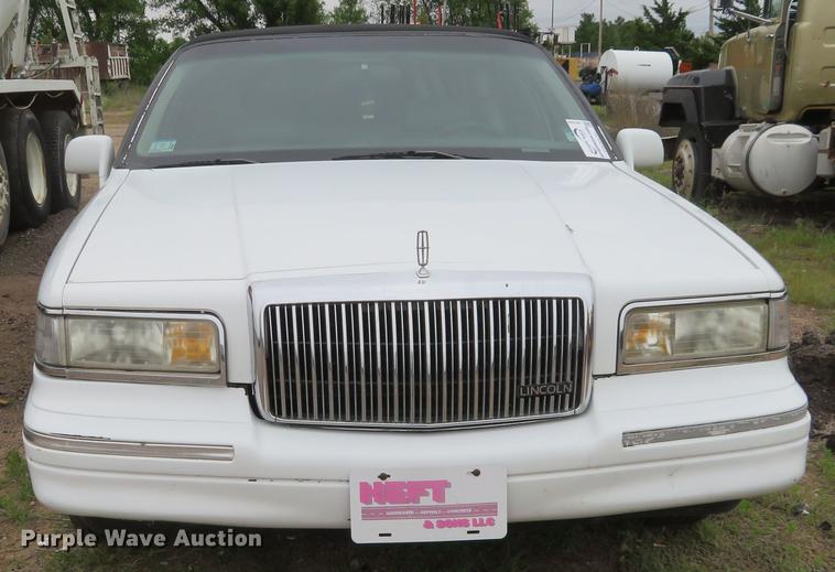 image for item DD7044 1996 Lincoln Town Car Executive limousine