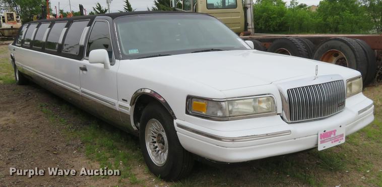 image for item DD7044 1996 Lincoln Town Car Executive limousine