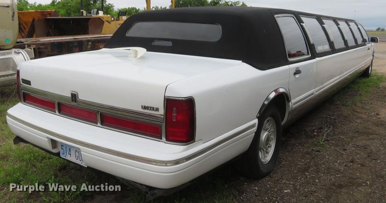image for item DD7044 1996 Lincoln Town Car Executive limousine