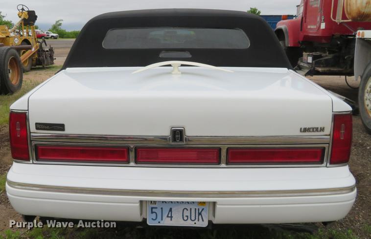 image for item DD7044 1996 Lincoln Town Car Executive limousine