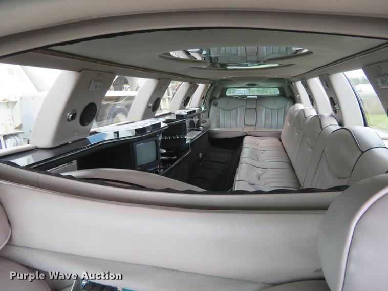 image for item DD7044 1996 Lincoln Town Car Executive limousine