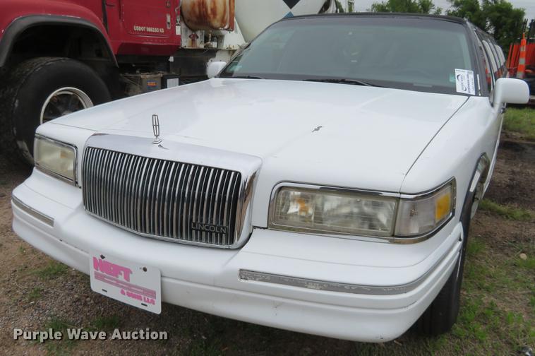 image for item DD7044 1996 Lincoln Town Car Executive limousine