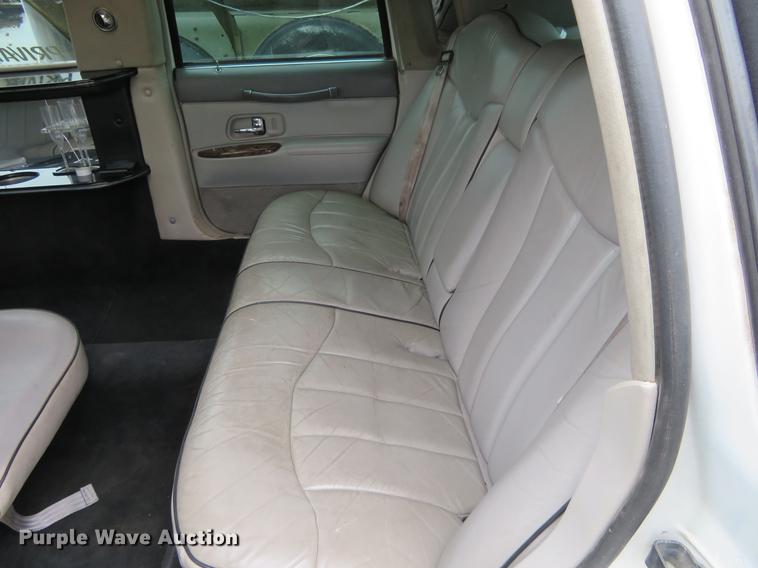 image for item DD7044 1996 Lincoln Town Car Executive limousine