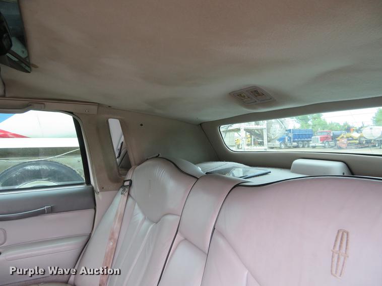 image for item DD7044 1996 Lincoln Town Car Executive limousine