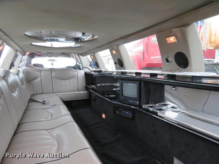 image for item DD7044 1996 Lincoln Town Car Executive limousine
