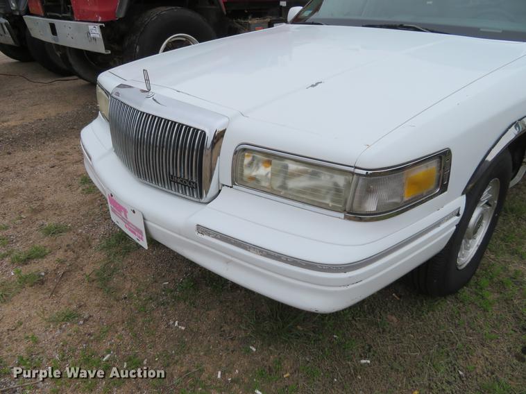 image for item DD7044 1996 Lincoln Town Car Executive limousine