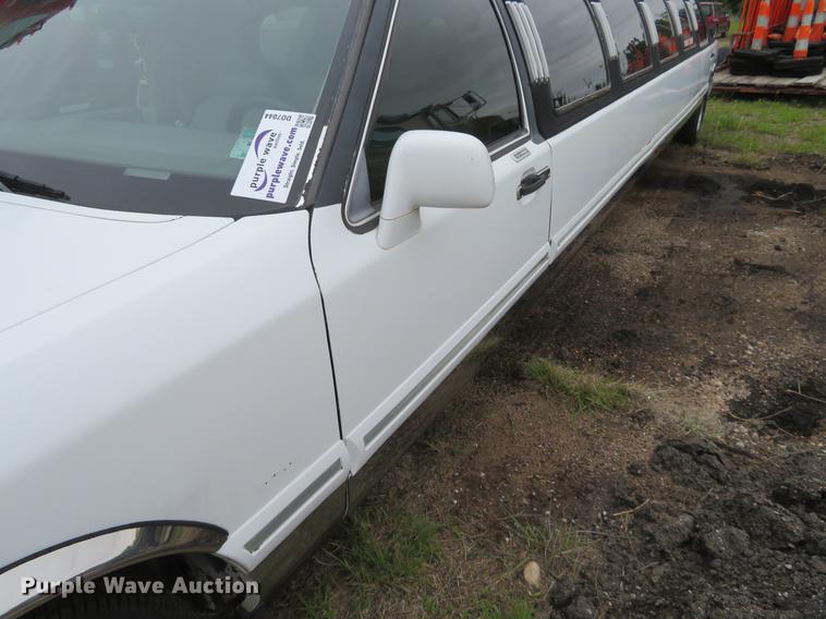 image for item DD7044 1996 Lincoln Town Car Executive limousine