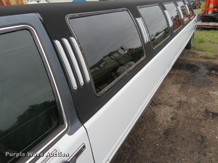 image for item DD7044 1996 Lincoln Town Car Executive limousine