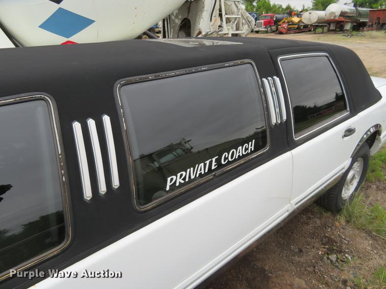 image for item DD7044 1996 Lincoln Town Car Executive limousine