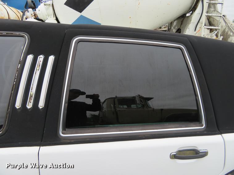 image for item DD7044 1996 Lincoln Town Car Executive limousine