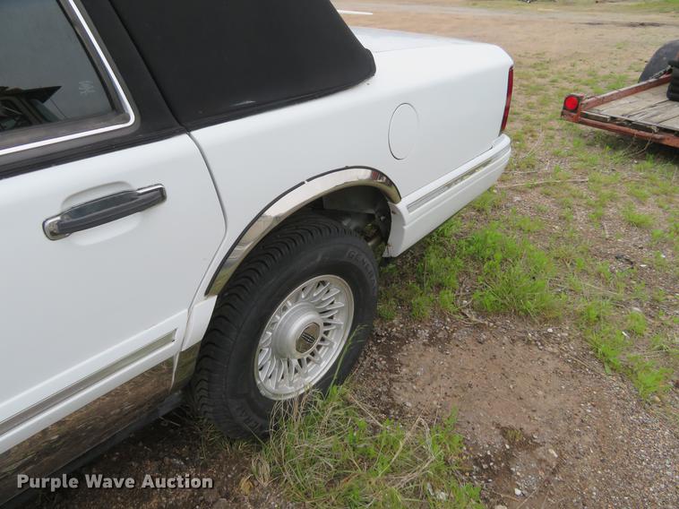 image for item DD7044 1996 Lincoln Town Car Executive limousine